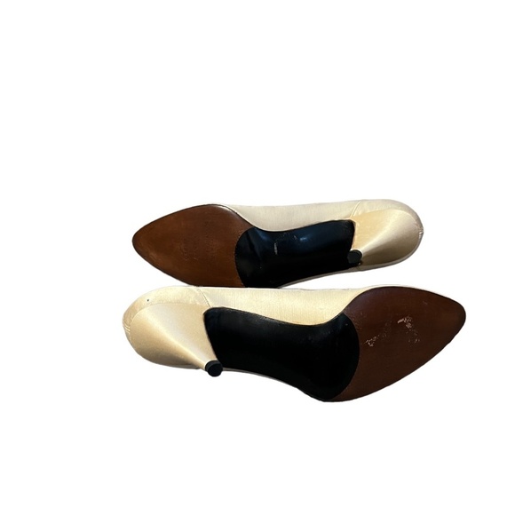 Vintage Stuart Weitzman for Mr. Seymour cream Satin Pump Size 7.5 M, Almond Toe - Picture 5 of 11